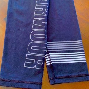 Women’s Large Under Armor pants.Gently used. Stretchy material.Comfy for the gym